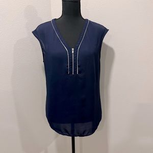 Women’s Quarter Zip Sleeveless Blouse - M